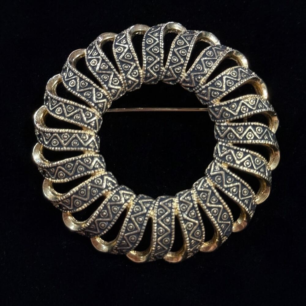 Vintage Emmons Damascene Mod Wreath Circle‎ Brooch Gold Tone Black Geometric Pin